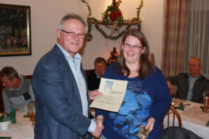 Herbert bedankte sich bei Susanne Prechtl für ihre 20-jährige Vereinsmitgliedschaft
